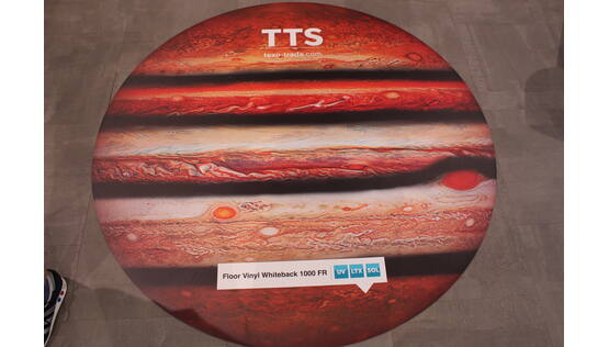 Floor Vinyl Whiteback 1000 FR, +/- 1000 g/m2
For UV and Latex
92% PVC and 8% Polyester, Slip resistance class R11
3,20 x +/- 25 m